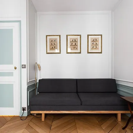 Apartment Veeve - Classical Features In The 9th