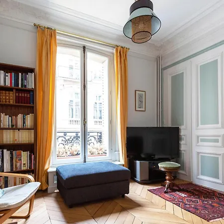 Apartment Veeve - Classical Features In The 9th *