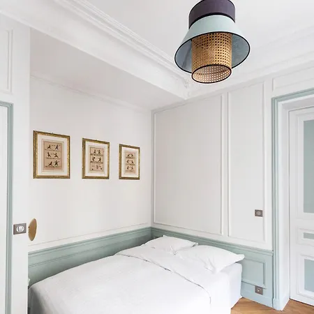 Veeve - Classical Features In The 9th Apartment