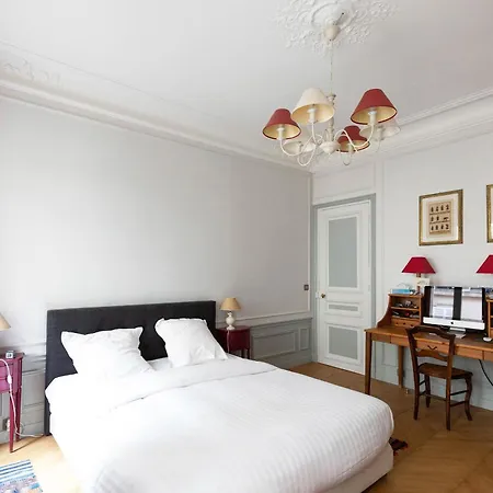 Veeve - Classical Features In The 9th Apartment *