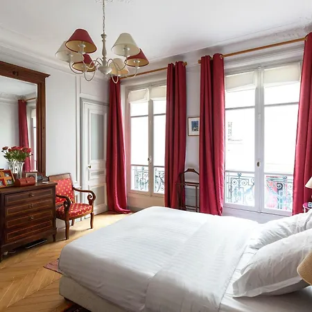 Apartment Veeve - Classical Features In The 9th