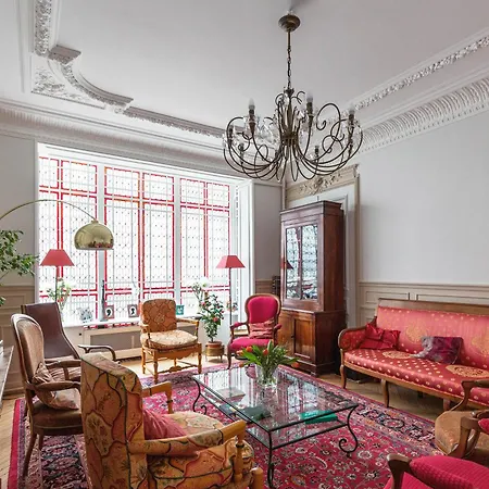 Apartment Veeve - Classical Features In The 9th